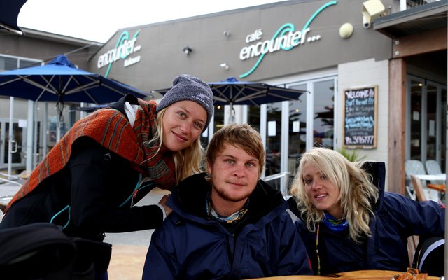 Vlnr is die opgewonde “ontdekkers” van die Nieu-Seelandse Kuslyn in Nieu-Seeland, Sanhcia Chivell, Dickie Chivell en Karli van Straten